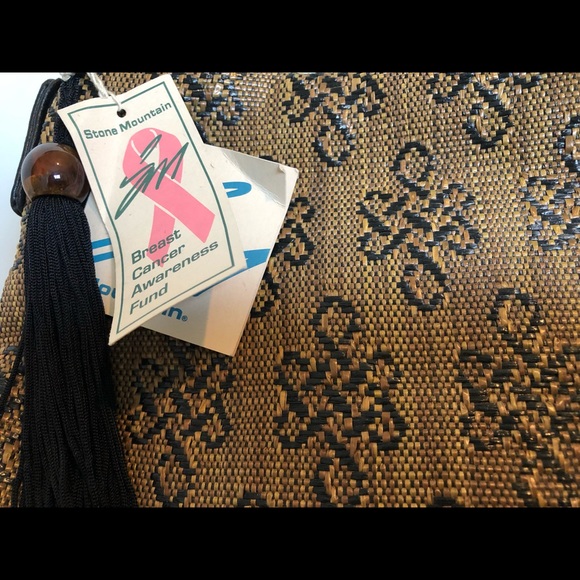 Pretty Patterned Handbag With Zipper Closure - Picture 5 of 7